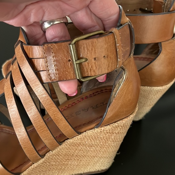 Trask wedge leather platform sandal. Size 7. Worn but in good shape. 3 3/4” heel - Picture 6 of 9